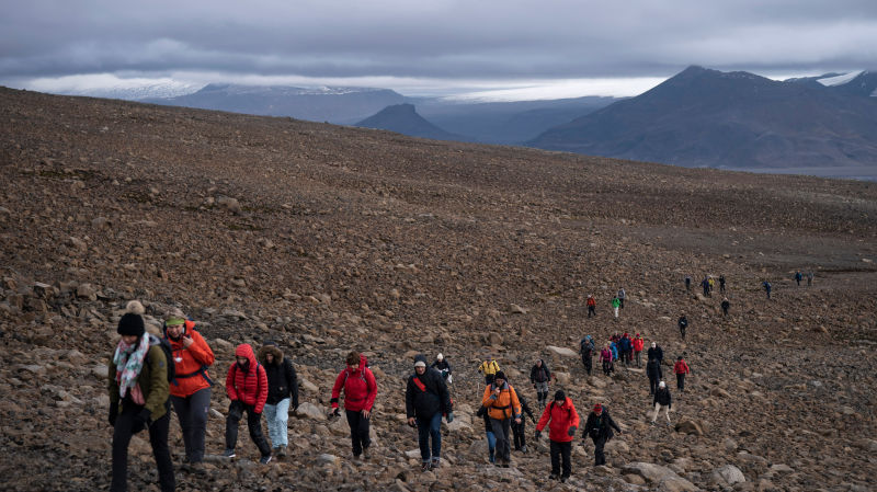 Los asistentes van llegando al lugar de la ceremonia que tuvo lugar el 18 de agosto por la muerte del glaciar Okjökull .Foto: Felipe Dana (AP)